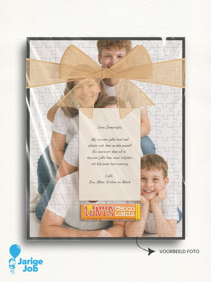 Een unieke cadeauset voor je naasten. Inclusief fotopuzzel in stijl clean (voorbeeld foto), lijst om op te hangen zodra de puuzl af is, handgeschreven kaart en iets lekker.