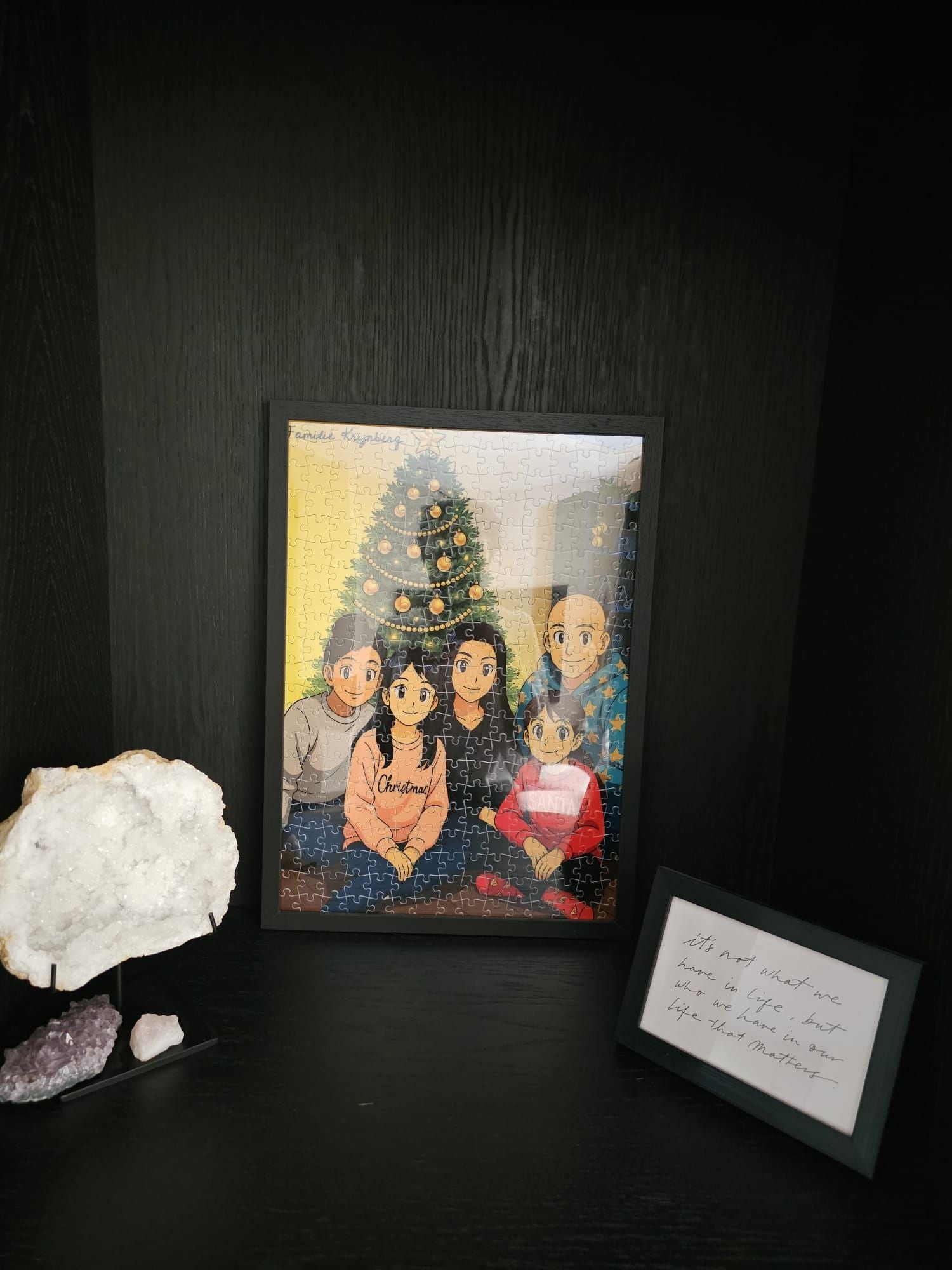 Review van een klant van een persoonlijke fotopuzzel. In een lijst, prachtig in de woonkamer. In thema Anime van een prachtige familie.